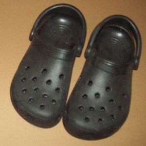 Crocs shoes black clogs sz 7 (women) sz 5 (men)